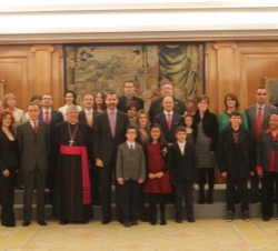 Fotografía de Sus Altezas Reales los Príncipes con el grupo de niños ganadores de los Premios de la edición española del Concurso de Dibujo organizado